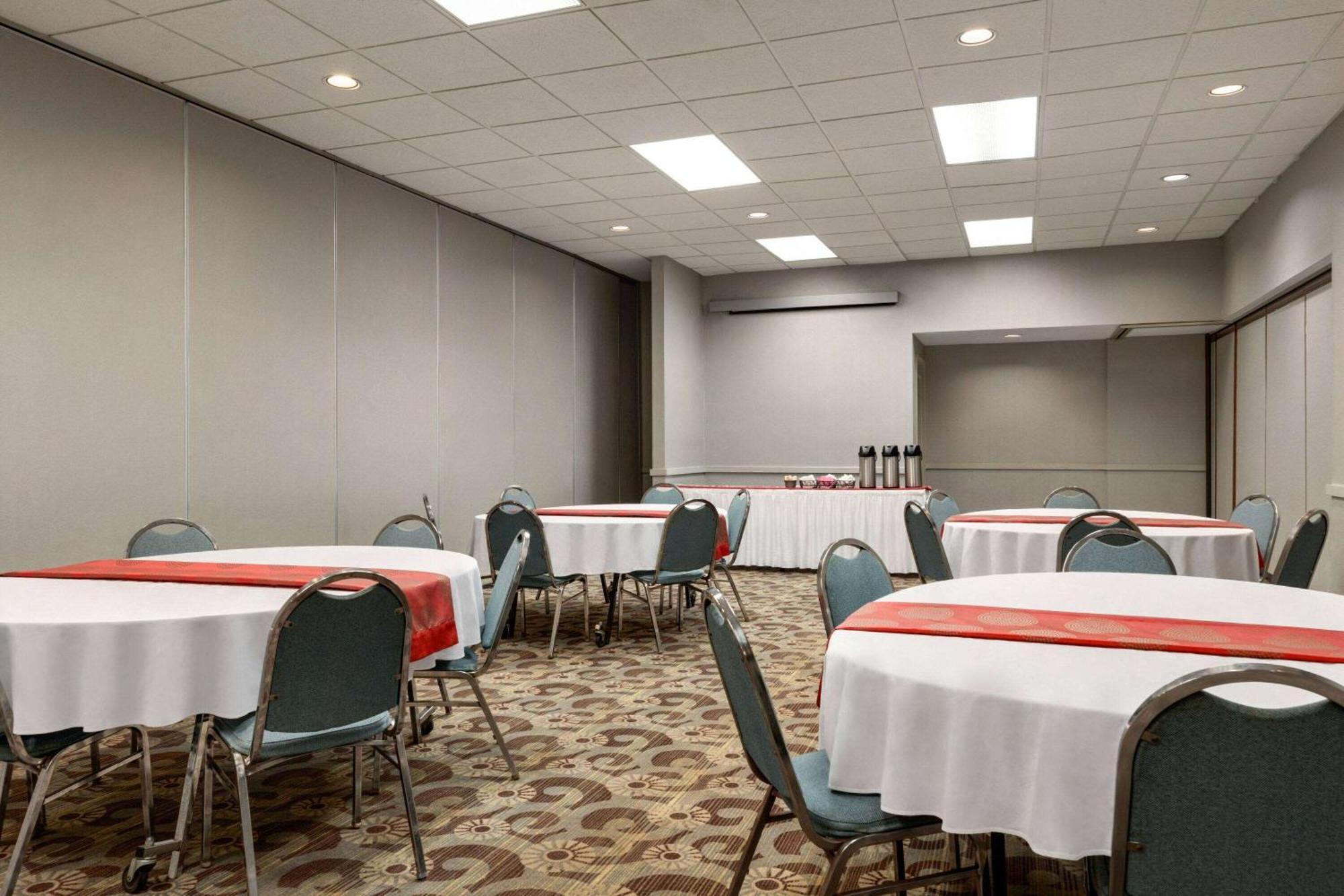 Hotel Ramada By Wyndham Alpena Zewnętrze zdjęcie